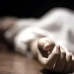 أنقرة،تركيا-عثر على سائحة روسية ميتة داخل غرفة فندقها في منتجع ألانيا التركي الشهير، وفقا لما ذكرته نشرة "توريزم أجانسي". السائحة، التي عرفت باسم ناتاليا ب.، وتبلغ من العمر 63 عاما، كانت تقضي إجازتها في تركيا بمفردها. ووفقا للتقارير، أثارت السائحة شكوك موظفي الفندق عندما لم تغادر غرفتها لفترة طويلة. وعندما دخل الموظفون الغرفة، وجدوا المرأة الروسية فاقدة للوعي. مأساة مماثلة أكد الأطباء الذين تم استدعاؤهم إلى الفندق وفاة السائحة. وقد عاينت الشرطة مكان الحادث، وتم نقل جثتها إلى معهد الطب الشرعي المحلي للتشريح لتحديد سبب الوفاة. يذكر أن هذه الحادثة تأتي بعد مأساة مماثلة وقعت في أكتوبر/تشرين الأول الماضي، حيث عثر على سائحة روسية أخرى تبلغ من العمر 69 عاما ميتة في المنتجع التركي ذاته.