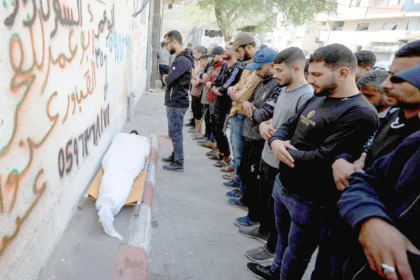 مقتل 3 فلسطينيين فيThree Palestinians killed in Gaza as shelling intensifies on Khan Younis and the city غزة مع اتساع القصف على خان يونس والمدينة