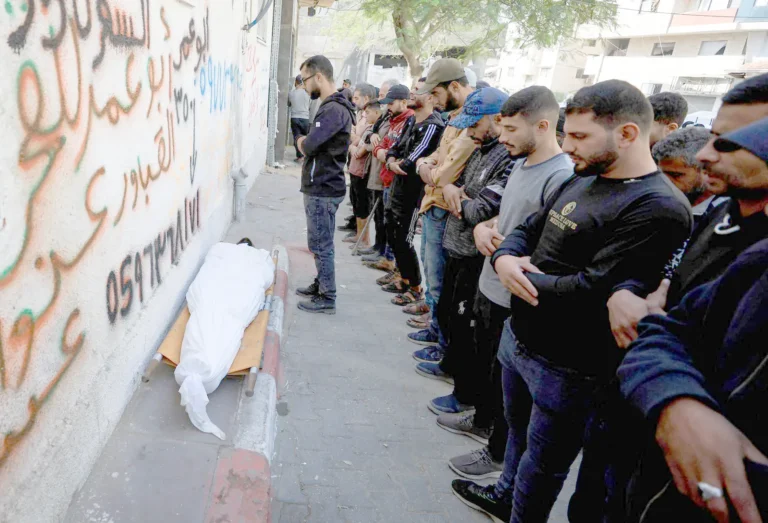 مقتل 3 فلسطينيين فيThree Palestinians killed in Gaza as shelling intensifies on Khan Younis and the city غزة مع اتساع القصف على خان يونس والمدينة