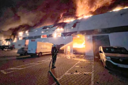 مقتل وإصابة ٩٢ شخصًا في إحدى أعنف الغارات الروسية على غرب أوكرانيا