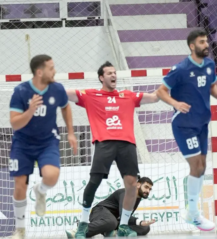 يد الأهلي بطلا للسوبر69.