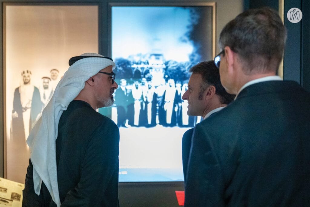 ماكرون وخالد بن محمد بن زايد يتفقدان إرث المؤسس في متحف زايد الوطني
