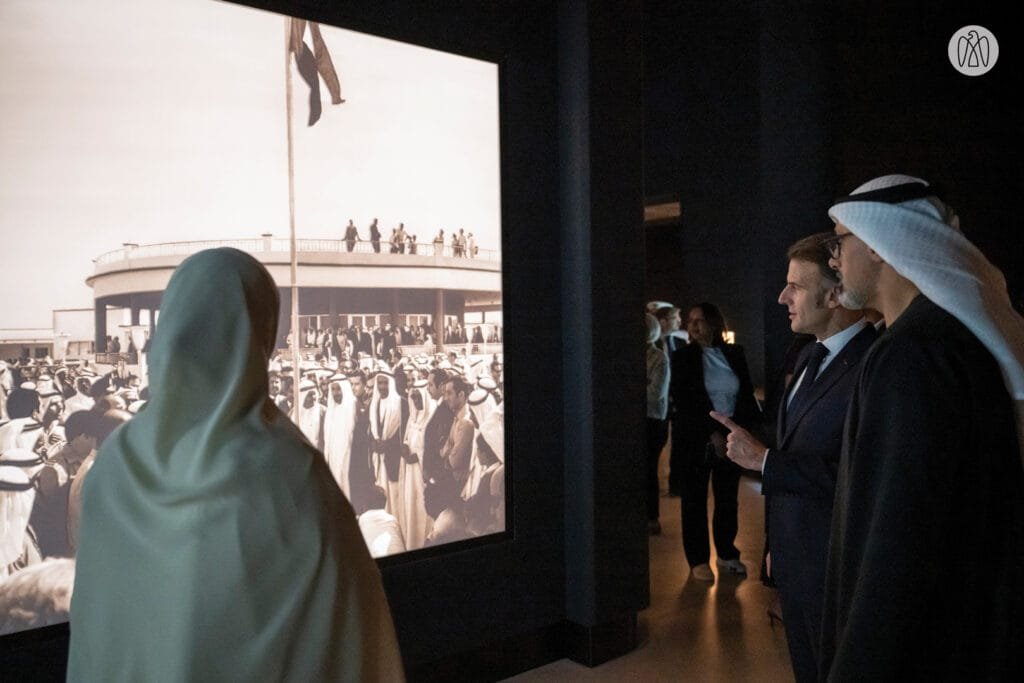 ماكرون وخالد بن محمد بن زايد يتفقدان إرث المؤسس في متحف زايد الوطني