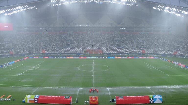Breaking: Heavy rain delays the start of the second half of the UAE vs Saudi Arabia match