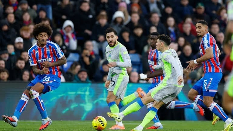 مانشستر سيتي يضيق الخناق على آرسنال ويكتسح كريستال بالاس بثلاثية في الدوري الإنجليزي