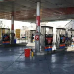 إيران تبدأ تطبيق نظام تسعير البنزين بثلاث فئات وزيادة الأسعار