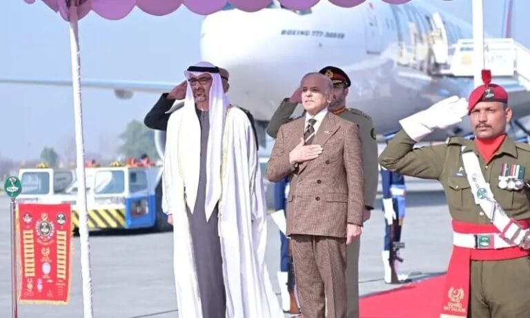 استقبال مهيب لمحمد بن زايد في إسلام آباد.. مرافقة جوية حربية وعطلة رسمية في العاصمة