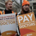 بعد إنجلترا .. الأطباء المقيمون في اسكتلندا يضربون للمرة الأولى احتجاجًا على الأجور