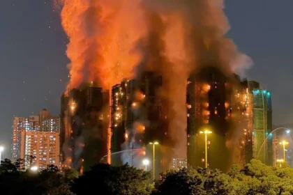 اعتقالات في هونج كونج بعد حريق ضخم يهز مجمعًا سكنيًا ويكشف خيوط تحقيق موسّع