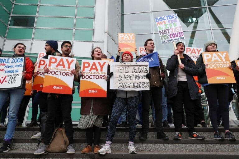 بريطانيا تعتمد على عدد قليل من الأطباء الأجانب مقارنة بالدول الغربية.. ما القصة؟