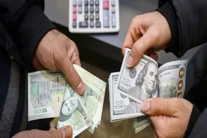 الدولار الأمريكي يكسر حاجز 121 ألف تومان إيران