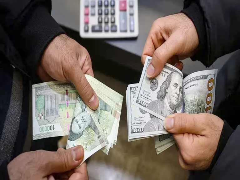 الدولار الأمريكي يكسر حاجز 121 ألف تومان إيران