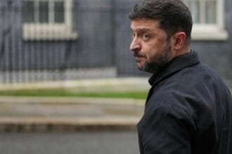 زيلينسكي يقترح استفتاء شعبيًا لتحديد مستقبل الأراضي الشرقية في أوكرانيا