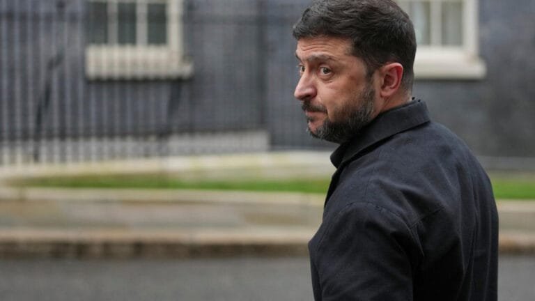 زيلينسكي يقترح استفتاء شعبيًا لتحديد مستقبل الأراضي الشرقية في أوكرانيا