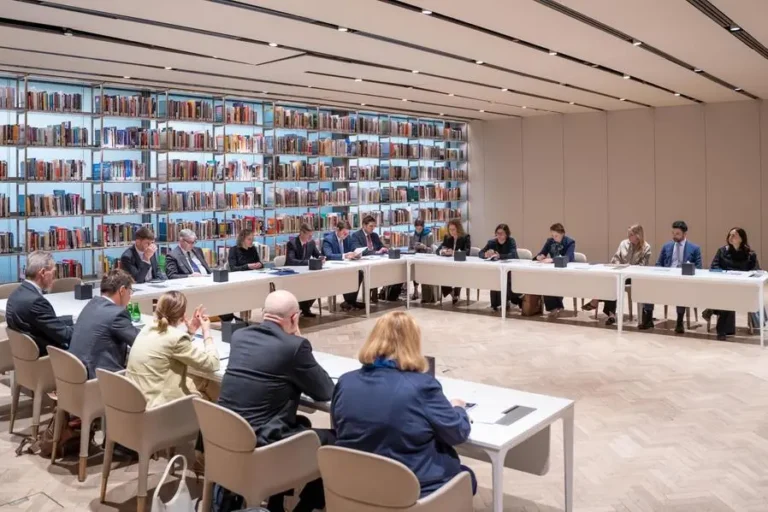 الشارقة تبحث تعزيز التعاون مع دول الاتحاد الأوروبي وتستعرض تجربتها التنموية