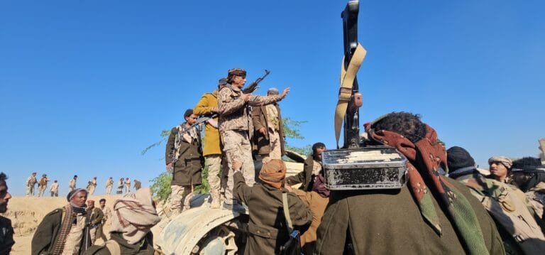 القوات الجنوبية تُحكم السيطرة: استسلام عسكري بالجملة وفرار بن حبريش بعد خسارة حقول النفط