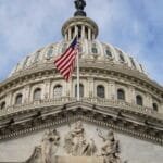 عضو بالكونجرس الأمريكي يطرح مشروع قانون يُلزم الآباء البيولوجيين بتحمّل نصف تكاليف الحمل