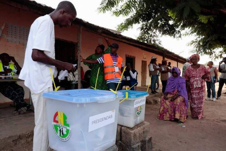 غينيا كوناكري تنتخب.. وتوقعات بحسم "دومبويا" لولاية من 7 سنوات لترسيخ حكمه