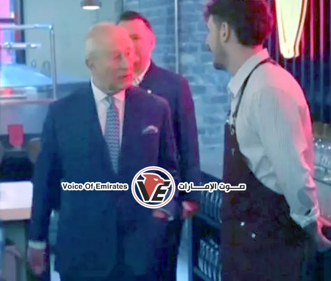 بعيداً عن البروتوكول.. الملك تشارلز يتلقى تعليمات العمل داخل مصنع بيرة