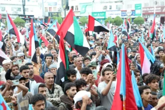 crowds flock to the sit-in square in Al-Mahra in response to the call of the "Transitional Council"