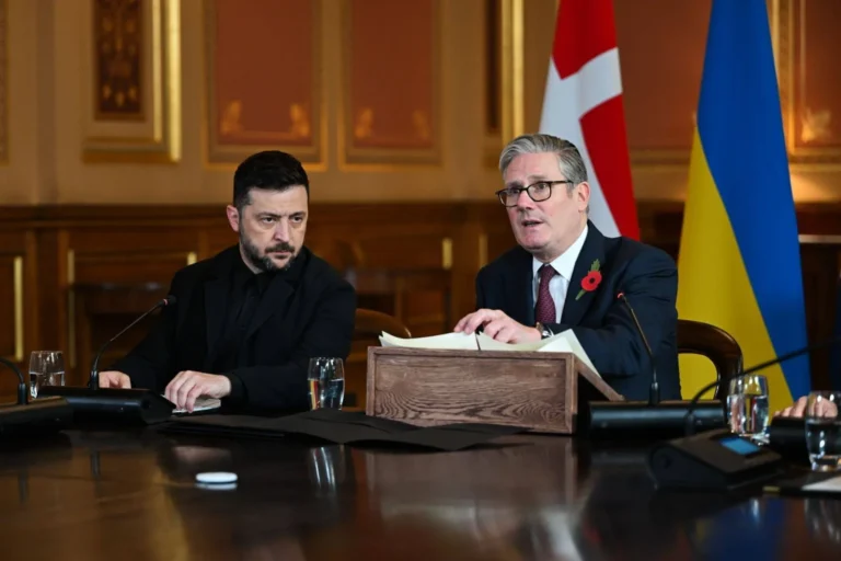 زيلينسكي في لندن لتعزيز موقف كييف التفاوضي بعد محادثات "بناءة ولكن ليست سهلة" مع واشنطن