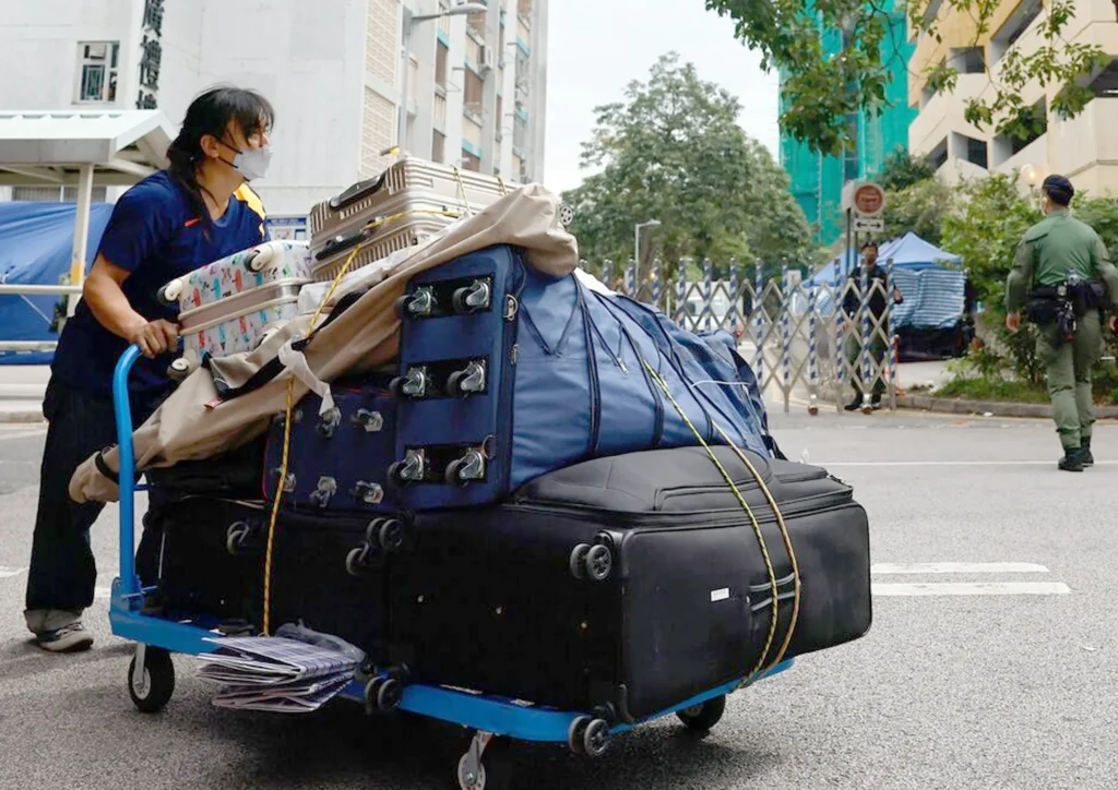صور| سكان مجمع وانج فوك كورت يعودون للمبنى الوحيد المتبقي من حريق هونج كونج