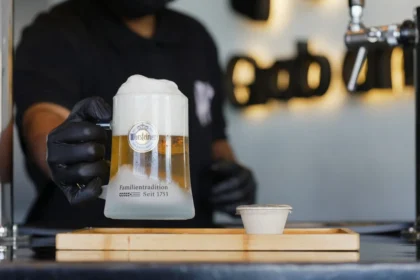 السعودية توسع نطاق شراء الكحول في الرياض: شمول حاملي "الإقامة المميزة"