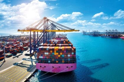 الشركات الإماراتية تتفوق عالمياً في الثقة التجارية الدولية