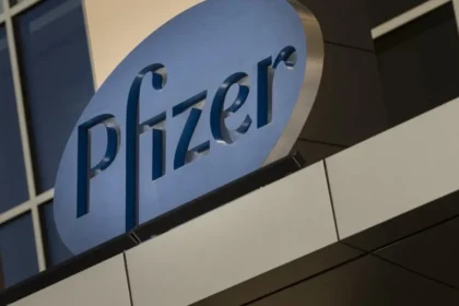 Pfizer reports a death in a US-approved drug trial.