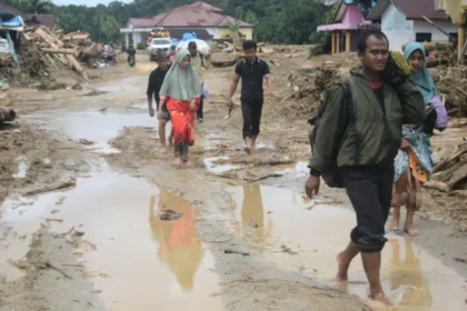 Anger and frustration among Indonesia flood survivors as aid continues to be delayed