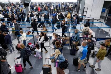 "Travel chaos" in America: Snow paralyzes airports and roads in the Northeast, prompting a state of emergency.