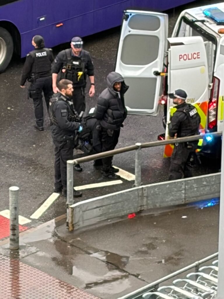 عاجل فيديو .. فوضى في مطار هيثرو بعد حادث اعتداء بـ"رذاذ الفلفل "