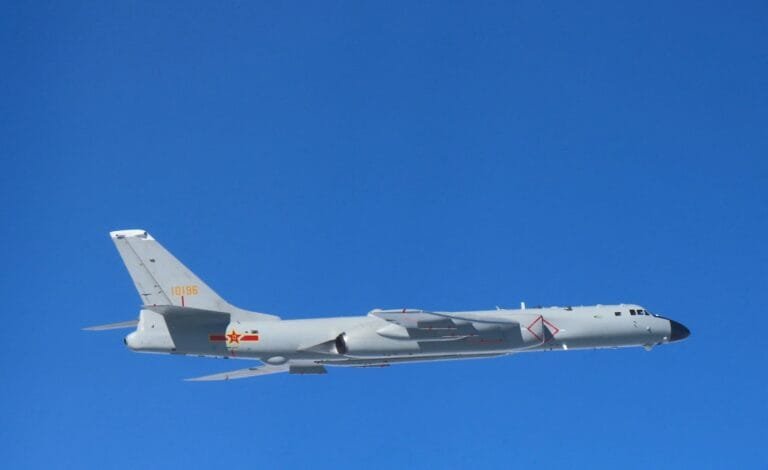 طوكيو في مرمى التهديد: قاذفات صينية وروسية تحلق في مسار غير معتاد بهدف "ترهيب اليابان"