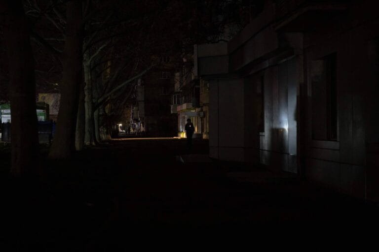 كييف في الظلام بعد هجوم روسي .. ثلث العاصمة بلا تدفئة واشتداد الأزمة الإنسانية