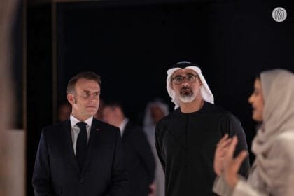 ماكرون وخالد بن محمد بن زايد يتفقدان إرث المؤسس في متحف زايد الوطني