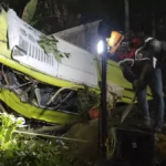 فيتنام: مصرع وإصابة 17 شخصاً في تحطم حافلة على طريق جبلي