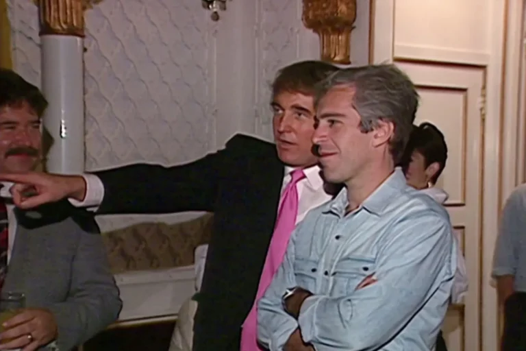 الكشف عن ملفات إبستين.. ترامب على متن الطائرة في ثماني رحلات بالتسعينيات