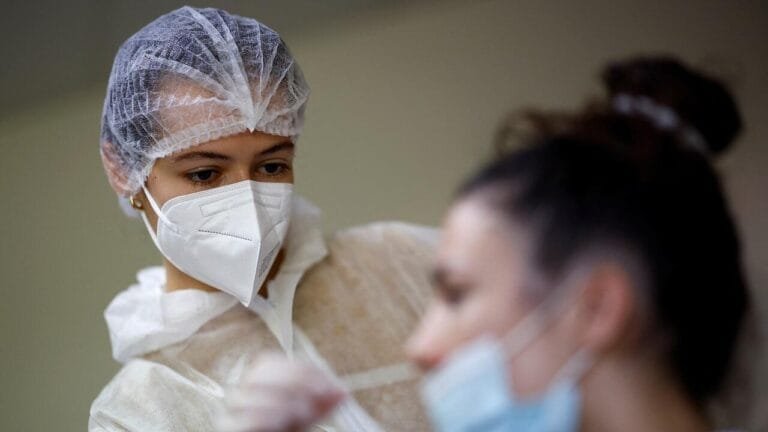 موجة إنفلونزا تضرب أمريكا في الأعياد .. الملايين يتأثرون بالفيروس