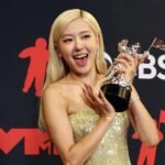 نجمة الكيبوب روزي تتوج ملكة لأبل ميوزيك العالمية بأغنية "APT.‎"