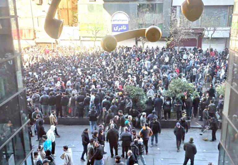 هجوم على مبنى حكومي جنوب إيران مع اتساع احتجاجات غلاء المعيشة