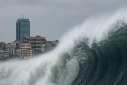 A 20cm tsunami... Japan is shaken again by a 6.9 magnitude earthquake off the coast of Aomori