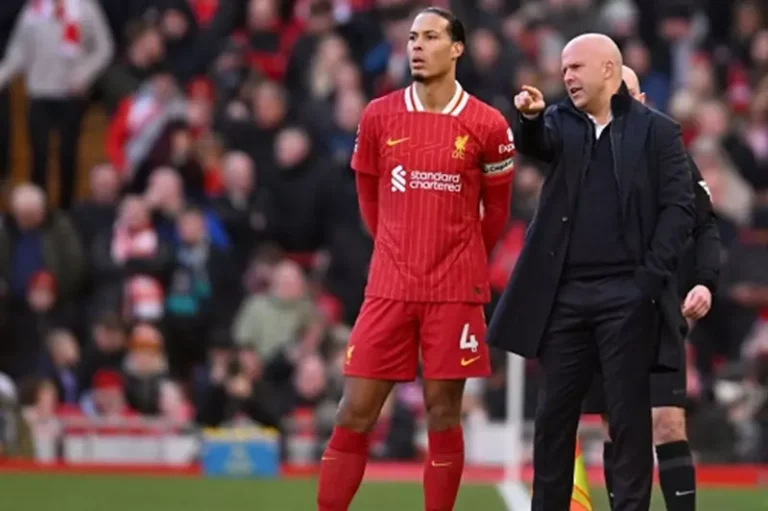 «سؤال غير محترم».. فان دايك ينفجر غضبًا بسبب الحديث عن تدريب ألونسو لـ ليفربول