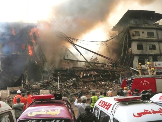 جول بلازا يحترق واحدة من أسوأ حرائق الأسواق في تاريخ كراتشي الباكستانية