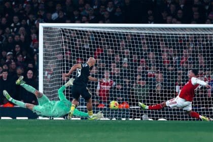 مانشستر يونايتد ينتزع انتصارًا ثمينًا من آرسنال ويقتحم المربع الذهبي في الدوري الإنجليزي
