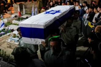 إسرائيل تشيّع جثمان آخر رهينة استعادته من غزة وتعلن طيّ ملف الرهائن