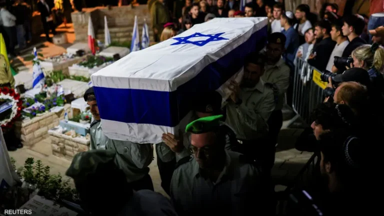 إسرائيل تشيّع جثمان آخر رهينة استعادته من غزة وتعلن طيّ ملف الرهائن