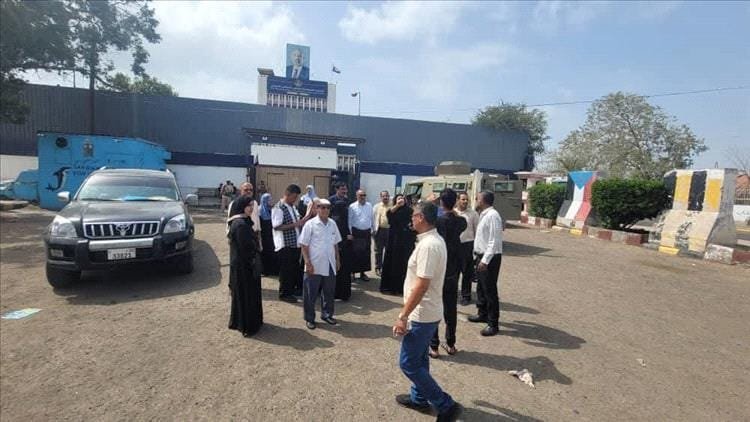 إغلاق مقر الانتقالي الجنوبي يشعل تحذيرات من انفجار الأوضاع في عدن