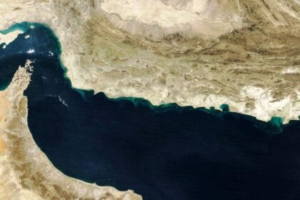 Closing the Strait of Hormuz and striking US bases: Scenarios for an Iranian response to a potential Trump strike