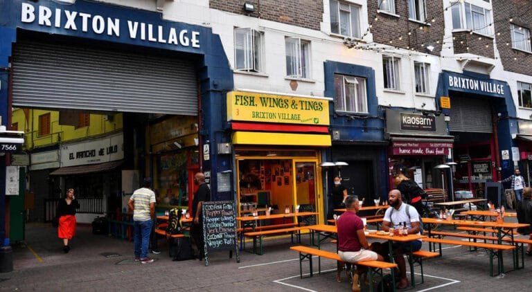 عاصفة إفلاس تضرب الشارع البريطاني: "كليرز" و"ذا أوريجينال فاكتوري شوب" على حافة الانهيار