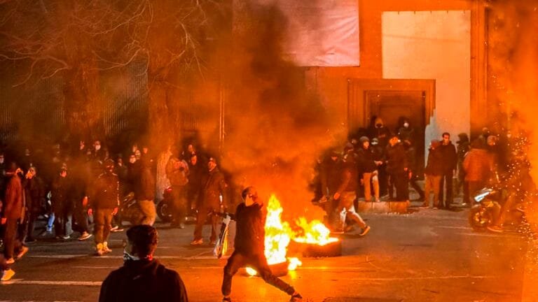 إيران تعلن الحداد الوطني 3 أيام بعد أعمال العنف الأخيرة